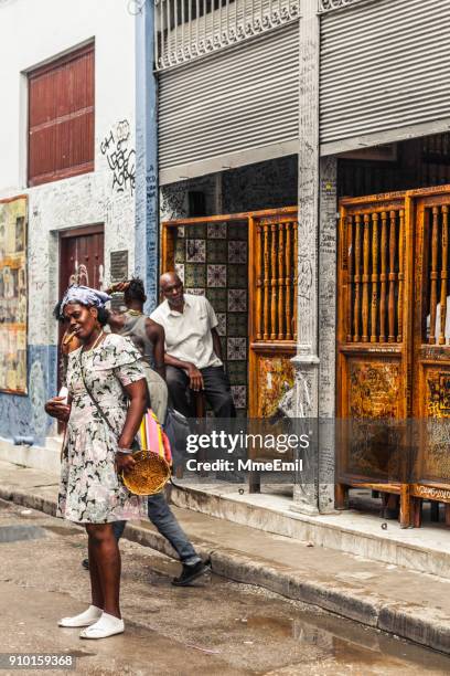 mujer fumando un cigarro en la habana vieja, cuba - beautiful women smoking cigars fotografías e imágenes de stock