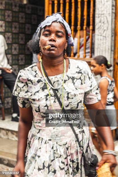 mujeres fumando un puro en la habana vieja, cuba - beautiful women smoking cigars fotografías e imágenes de stock