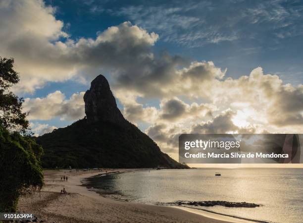 "pôr do sol, visto da praia da conceição, em fernando de noronha" - pôr do sol fotografías e imágenes de stock