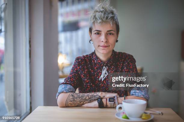 wunderschöne moderne frau - punk person stock-fotos und bilder