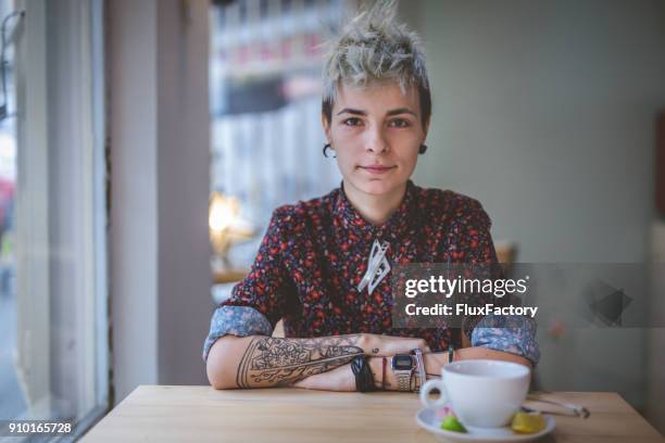 hermosa mujer moderna - transgénero fotografías e imágenes de stock