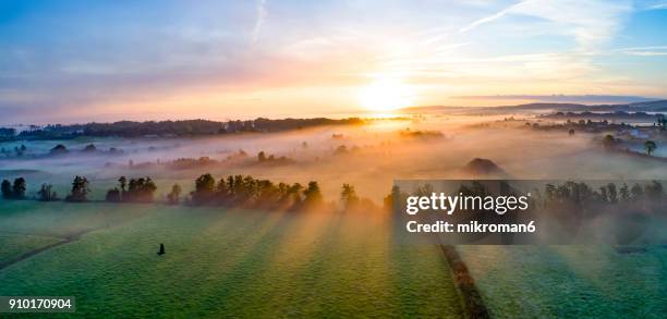 colorfull sunrise on foggy day over tipperary mountains and fields - sunrise dawn stockfoto's en -beelden