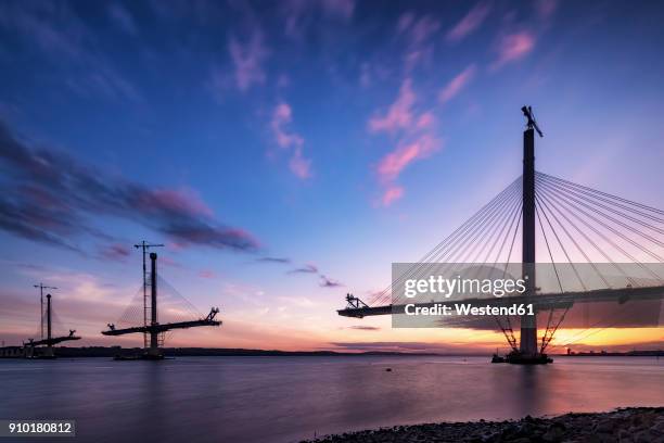 scotland, construction of the queensferry crossing bridge at sunset - brug stockfoto's en -beelden