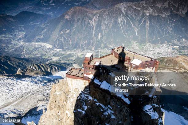 aiguille du midi peak arrival platform seen from highest vantage point, chamonix mont-blanc, haute savoie, france - aiguille de midi imagens e fotografias de stock