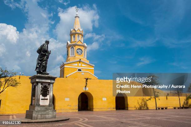clock tower (torre del reloj) and main gate of old city wall in cartagena, bolivar, colombia - reloj foto e immagini stock