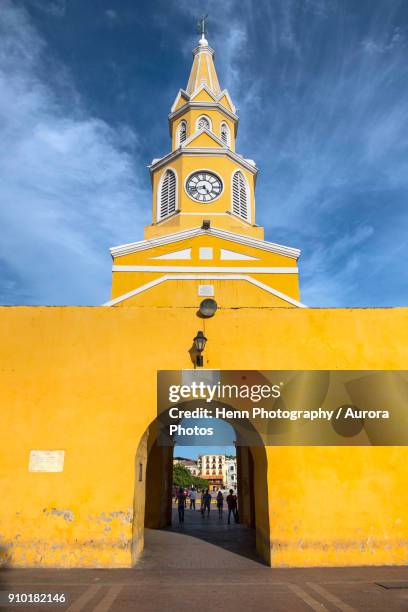 clock tower (torre del reloj) and main gate of old city wall in cartagena, bolivar, colombia - reloj stock pictures, royalty-free photos & images