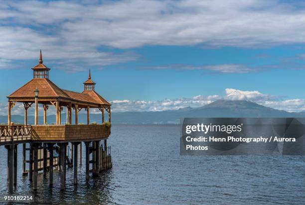 pavilion at end of pier at llanquihue lake with view of volcano osorno, frutillar, llanquihue province, chile - llanquihue lake stock-fotos und bilder