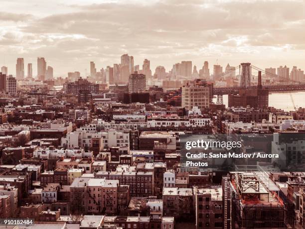 residential district in queens against skyline of new york, usa - queens stockfoto's en -beelden