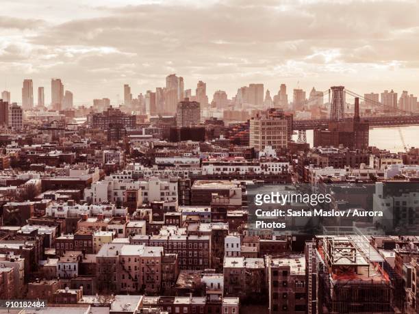 residential district in queens against skyline of new york, usa - queens imagens e fotografias de stock