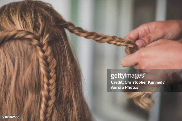 person braiding hair of woman, abbotsford, british columbia, canada - zopf stock-fotos und bilder