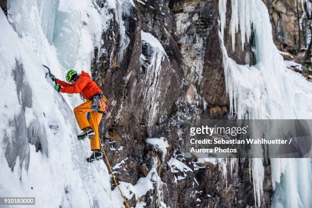 man ice climbing in austrian alps, felbertauern, salzburg, austria - ice pick stockfoto's en -beelden