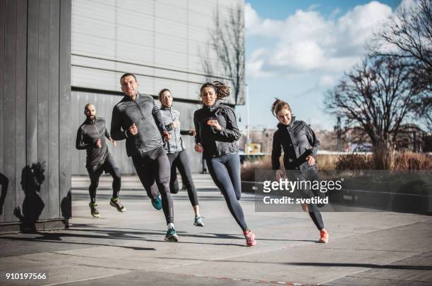 stadtlauf team - athletic running outdoors stock-fotos und bilder