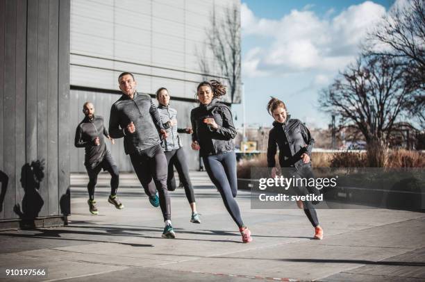 squadra di corsa urbana - urban running foto e immagini stock