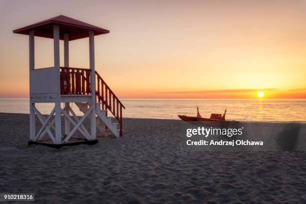 sunrise at the beach - cabina del guardaspiaggia foto e immagini stock