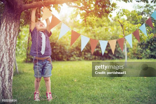 klein kind een partij evenement voorbereid - party flags stockfoto's en -beelden