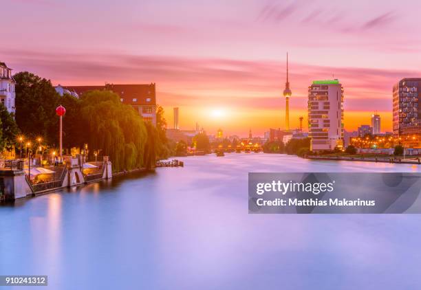 berlin summer spree sunset skyline - matthias makarinus stock-fotos und bilder