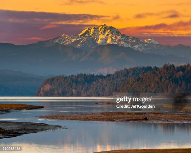 los hermanos al atardecer - estado de washington fotografías e imágenes de stock