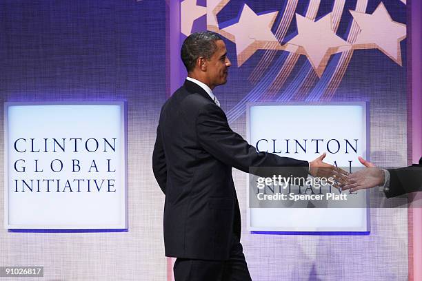 President Barack Obama walks onto stage at the Fifth Annual Meeting of the Clinton Global Initiative on September 22, 2009 in New York City. The...