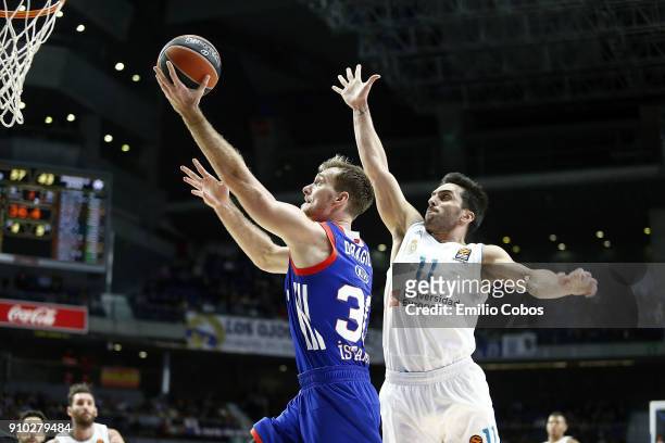 Zoran Dragic, #30 of Anadolu Efes Istanbul in action during the 2017/2018 Turkish Airlines EuroLeague Regular Season Round 20 game between Real...