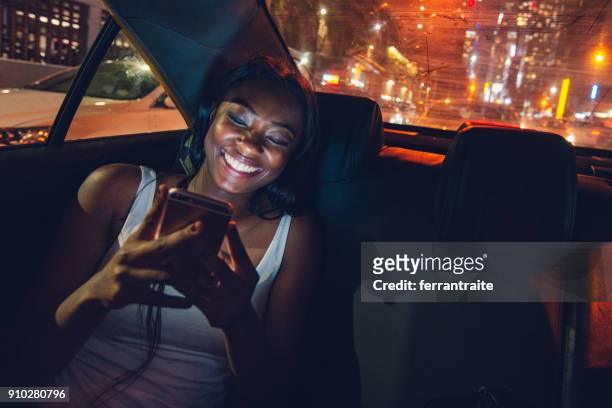 taxi rit in new york city - taxi van stockfoto's en -beelden