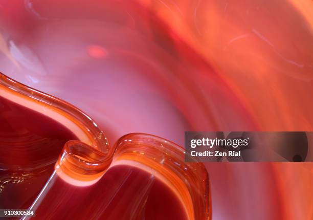 curled edge of a glass vase - coral colored imagens e fotografias de stock