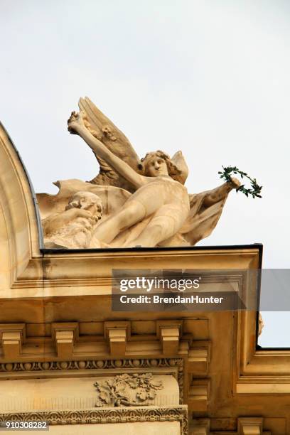 abgewinkelte engel - jardin du palais royal stock-fotos und bilder