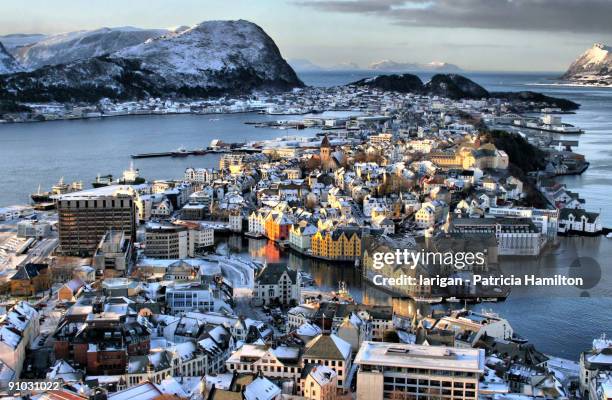 first heavy snow fall of the winter - alesund stock-fotos und bilder