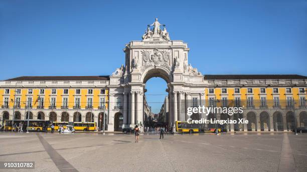 the praca do comercio (commerce square) and arco da rua augusta, lisbon, portugal - statue stadt stock-fotos und bilder