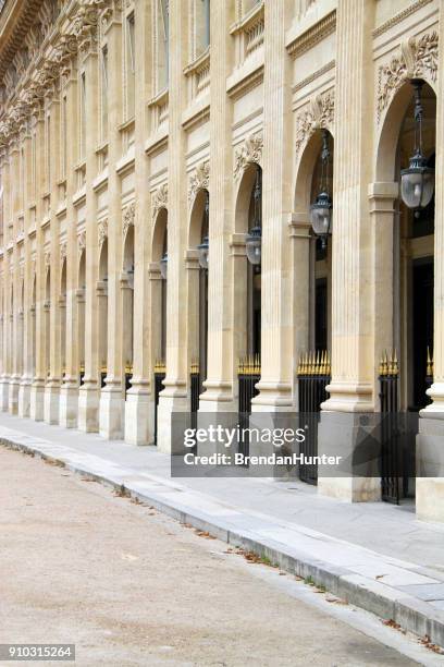 arcade - jardin du palais royal stockfoto's en -beelden