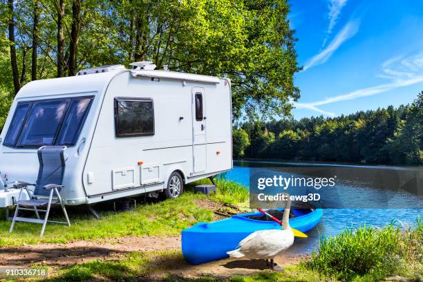 vakantie op de krutynia rivier in het land in masuren, polen - mazury poland stockfoto's en -beelden