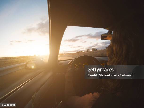 woman driving her car - kilometer photos et images de collection