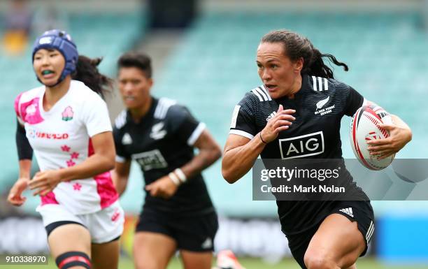 Portia Woodman of New Zealand makes a break in womens the pool match between New Zealand and Japan during day one of the 2018 Sydney Sevens at...