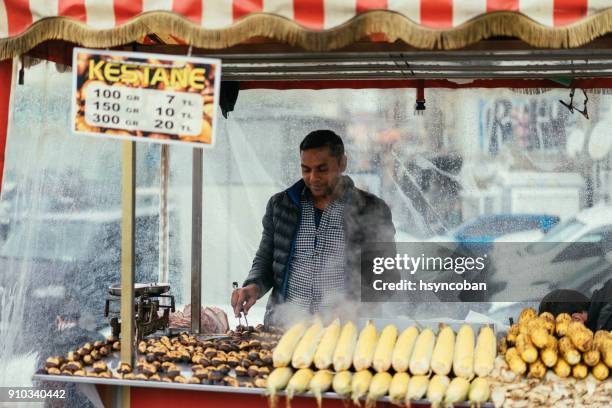 venta de maíz caliente y castañas en la calle de estambul - plaza eminonu fotografías e imágenes de stock