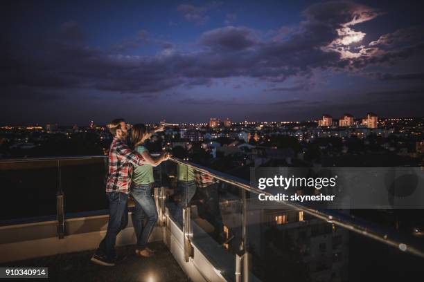 ¡mira la miel de la luna! - moonlight lovers fotografías e imágenes de stock