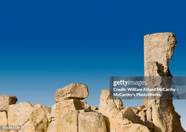 hagar qim temple - menhir photos et images de collection