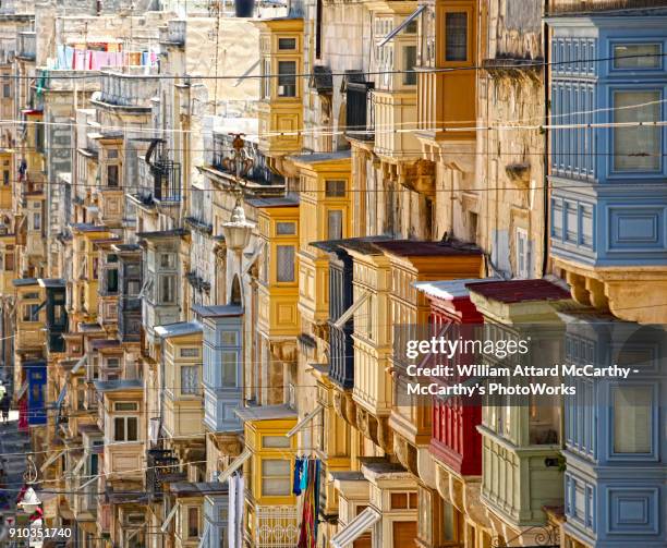 valletta balconies - valletta 個照片及圖片檔