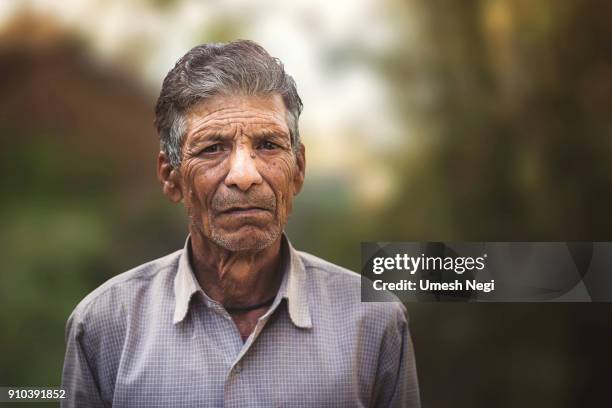 portret van een oude indiase man. - smiling mature eyes stockfoto's en -beelden