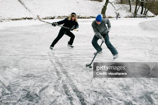 twee vrienden spelen hockey - ice hockey stockfoto's en -beelden