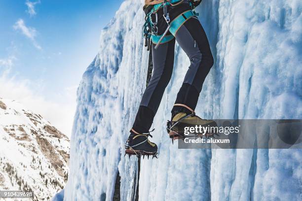 ice climber stijgijzers - crampon stockfoto's en -beelden