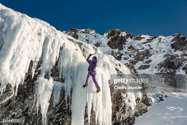 frau eis klettern gefrorenen wasserfall - frozen waterfall stock-fotos und bilder