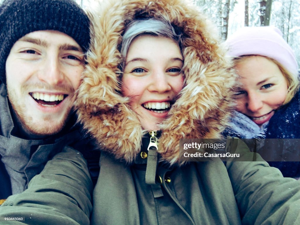 Jonge volwassenen een Selfie nemen in Tempere, Finland