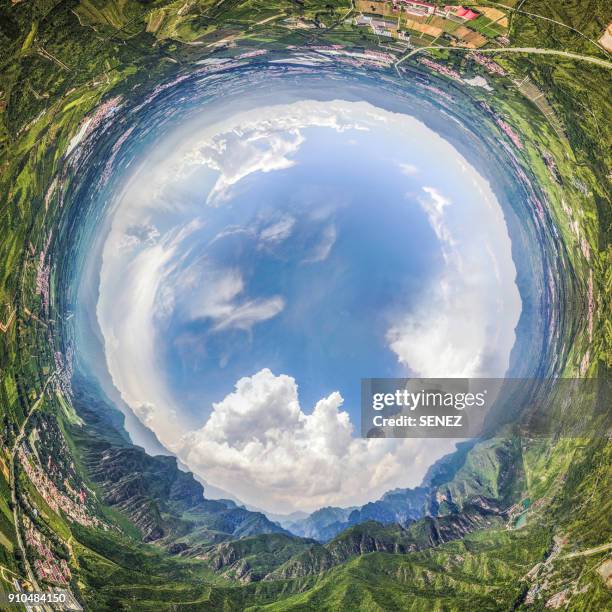 spinning little planet - 360 stock-fotos und bilder