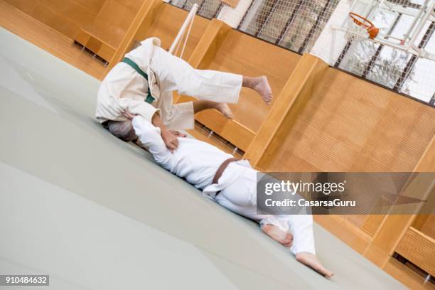 judo-kämpfer am boden kämpfenden - takedown stock-fotos und bilder