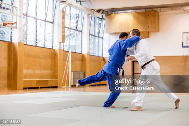 twee volwassen judoists vechten - asian indoor & martial arts games stockfoto's en -beelden