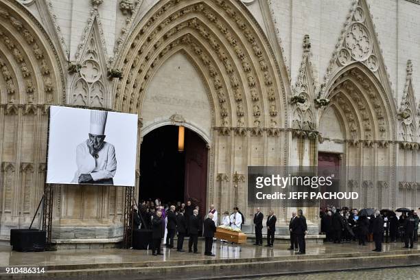 Relatives pay their respects by the coffin of chef Paul Bocuse outside the Saint-Jean Cathedral in Lyon on January 26, 2018 at the end of the funeral...