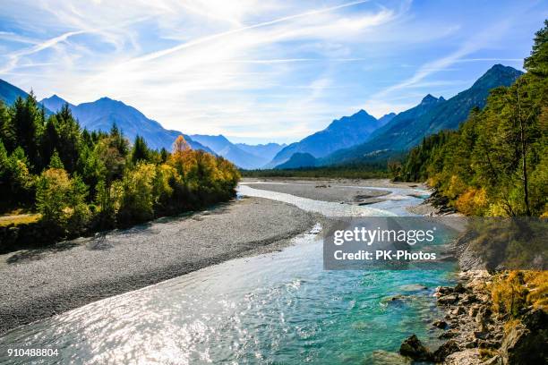 lechriver à l’automne, près de forchach, lechtaler alpes, tirol, autriche - état fédéré du tyrol photos et images de collection