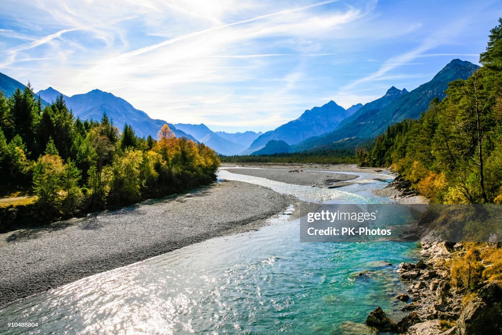 Lechriver in het najaar, in de buurt van Forchach, Lechtaler Alpen, Tirol, Oostenrijk