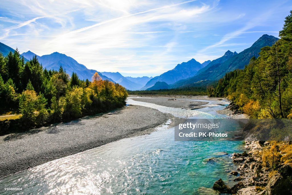 Lechriver på hösten, nära Forchach, Lechtaler Alperna, Tirol, Österrike