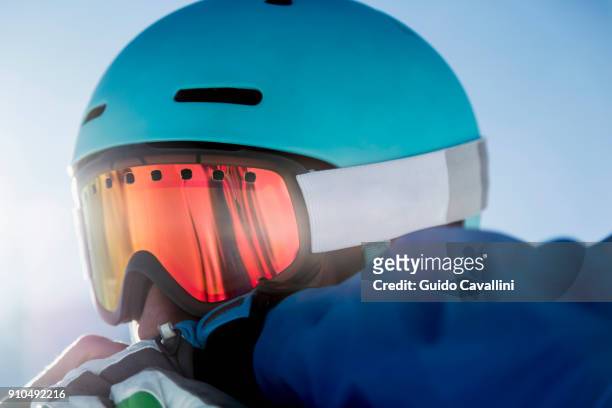 portrait of skier, wearing ski goggles, close-up - ski closeup stock-fotos und bilder