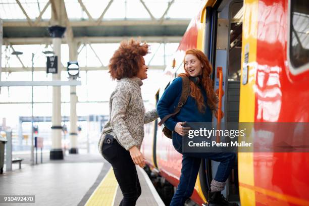 friends meeting up in london - train platform photos et images de collection